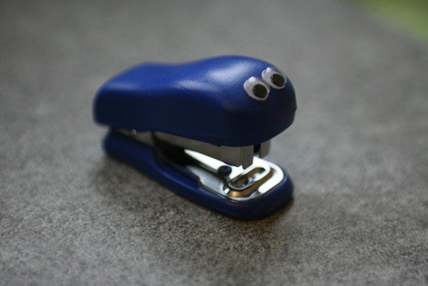 Stapler_with_googly_eyes